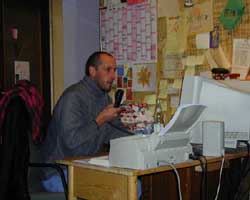 Fahrer Joshi im B&uuml;ro.